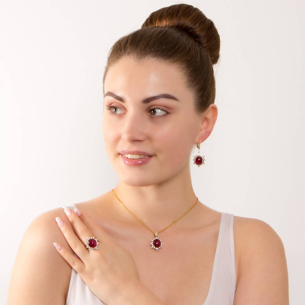 Кольцо из желтого золота с бриллиантами и рубином (009623)