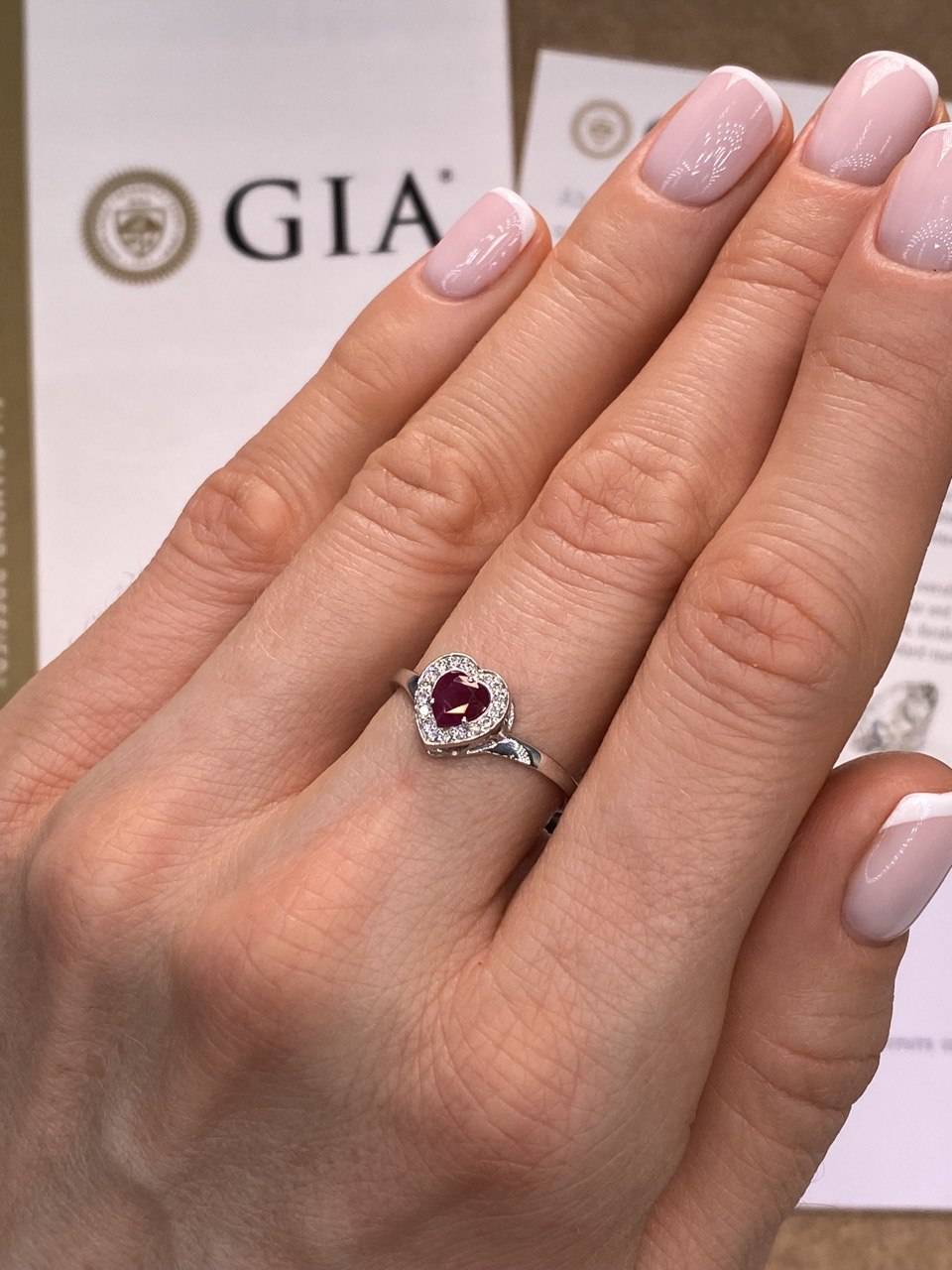 Помолвочное кольцо из платины с бриллиантами и рубином 