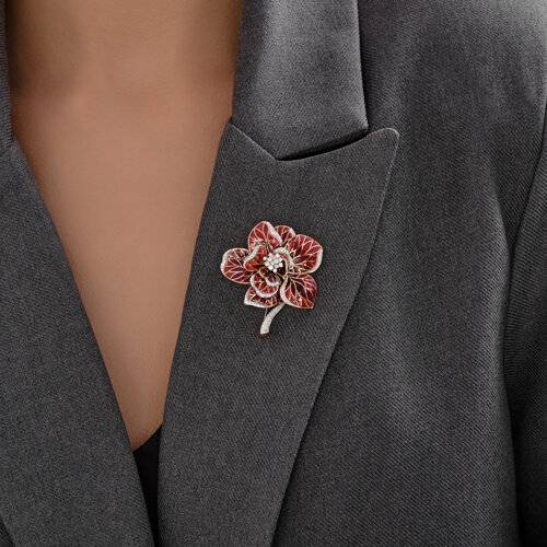 Брошь из красного золота с бриллиантамии эмалью 