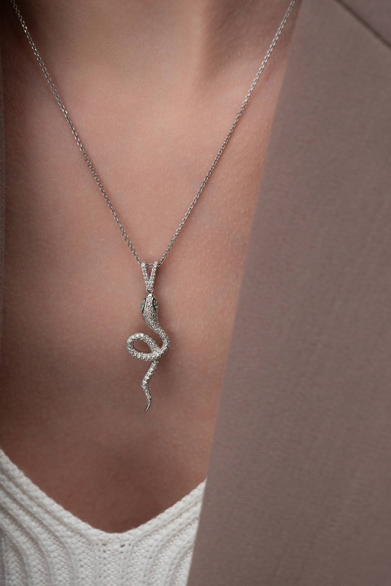 Кулон из белого золота с бриллиантами и изумрудами (060917)