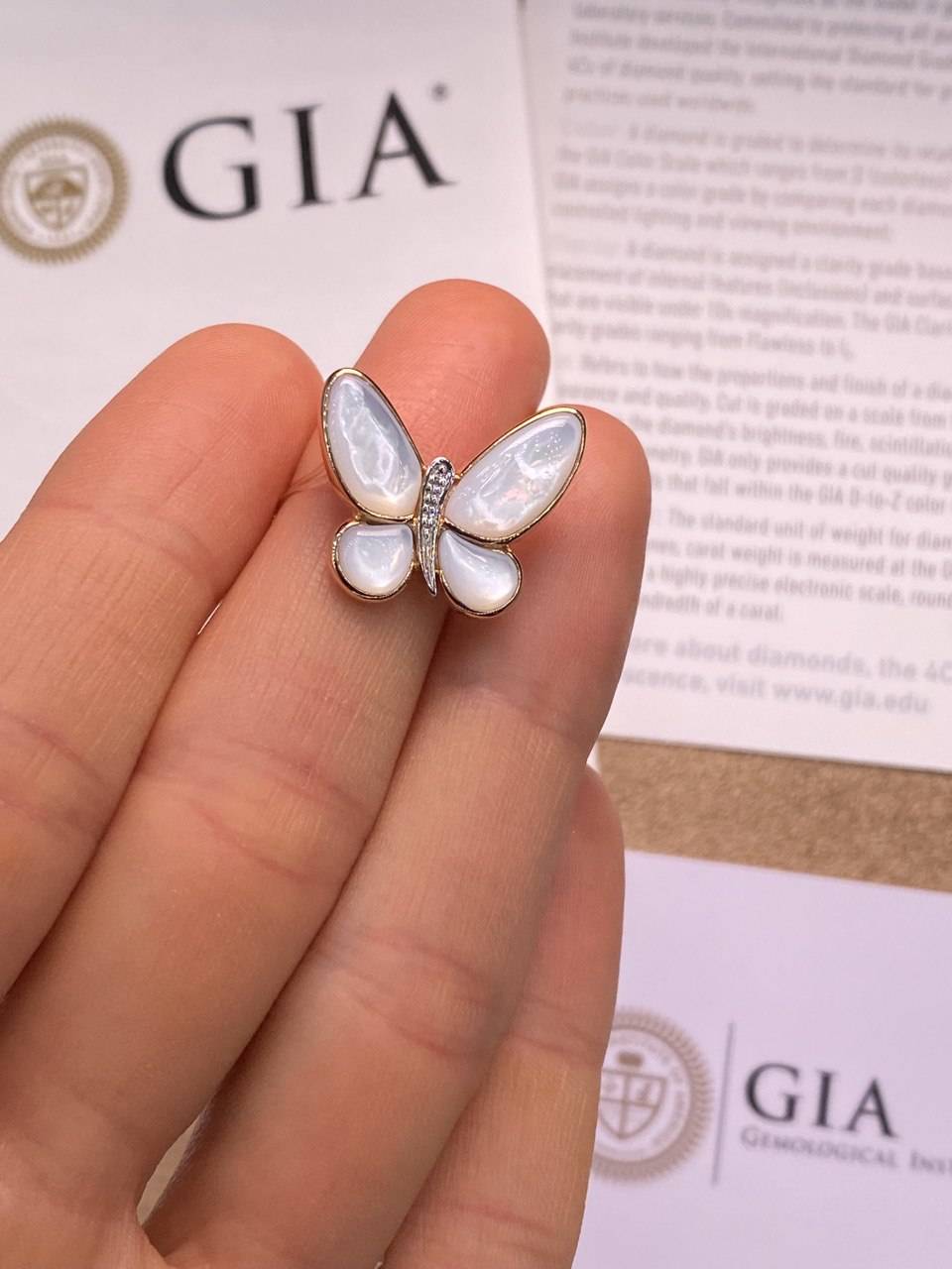 Брошь из красного золота с бриллиантами и перламутром (042340)