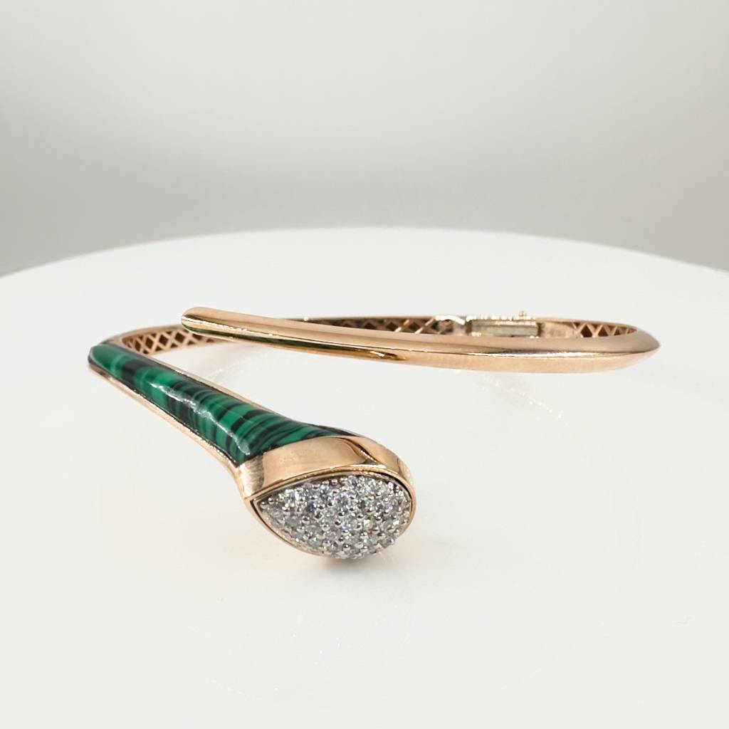 Браслет из красного золота с бриллиантами и малахитом (054640)