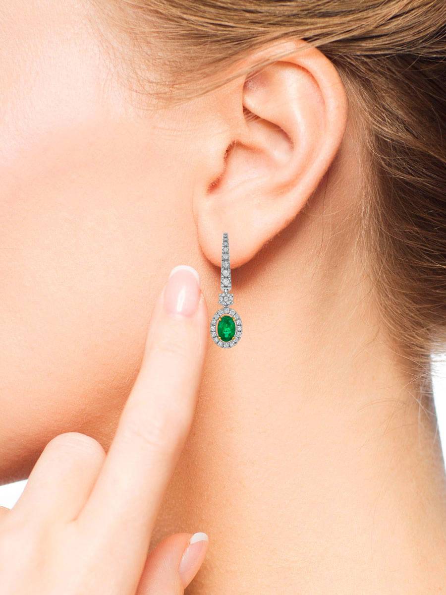 Серьги из белого золота с бриллиантами и изумрудами (049572)