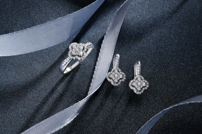 Серьги из белого золота с бриллиантами (051458)