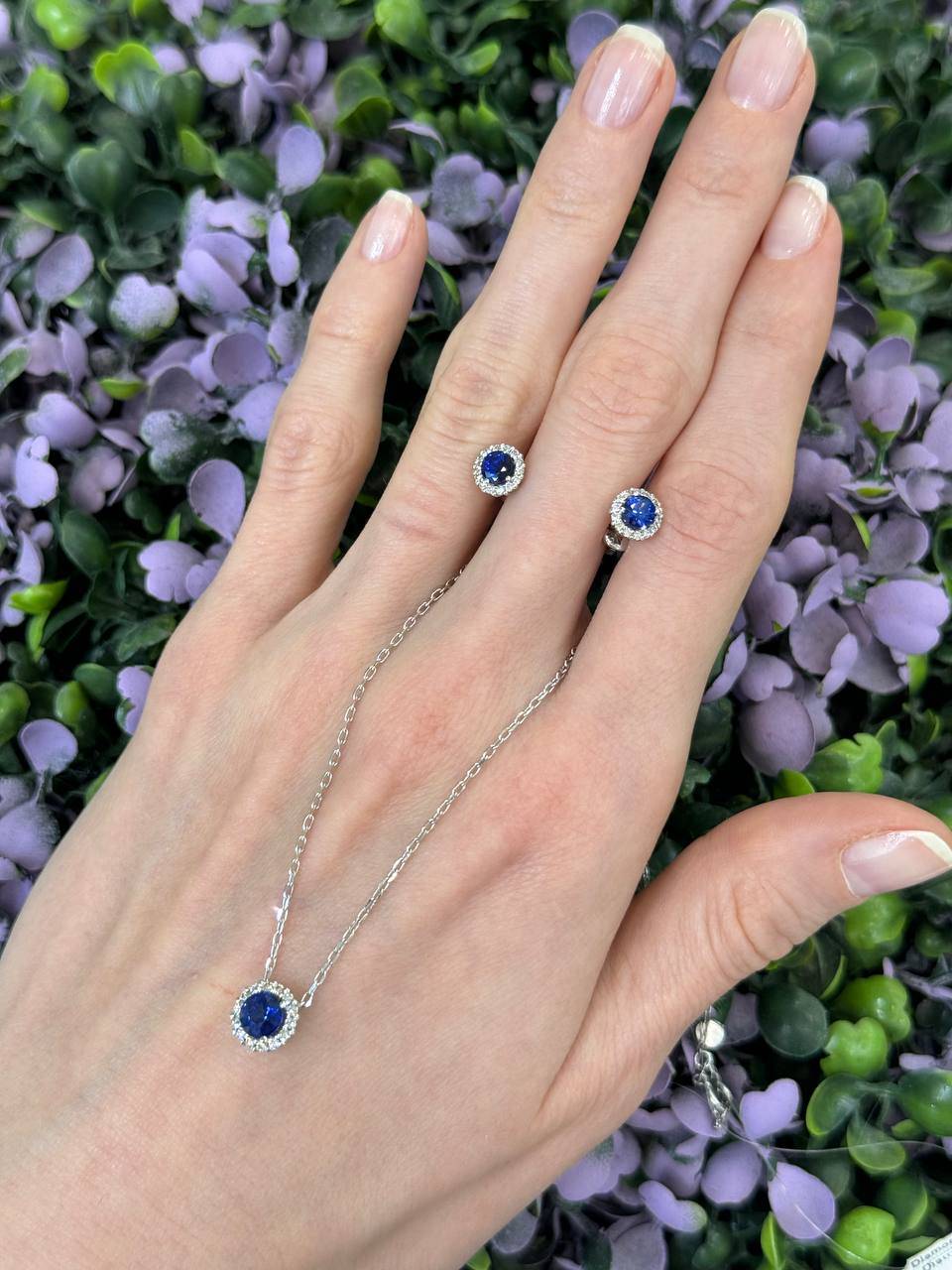 Колье из белого золота с бриллиантами и сапфиром (051705)