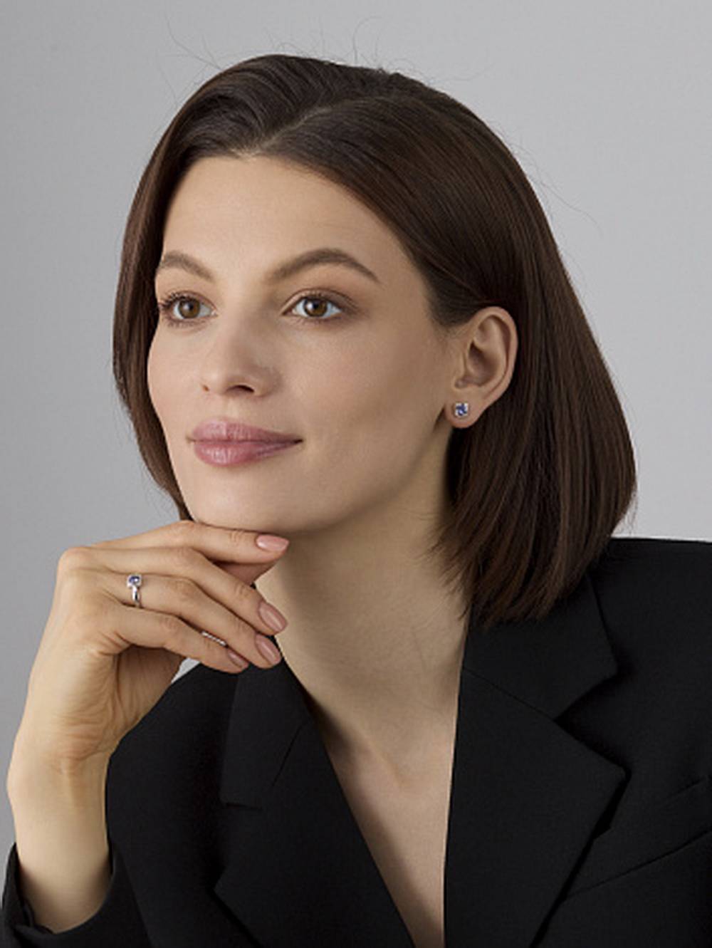 Серьги пусеты из белого золота с танзанитами и бриллиантами (061190)