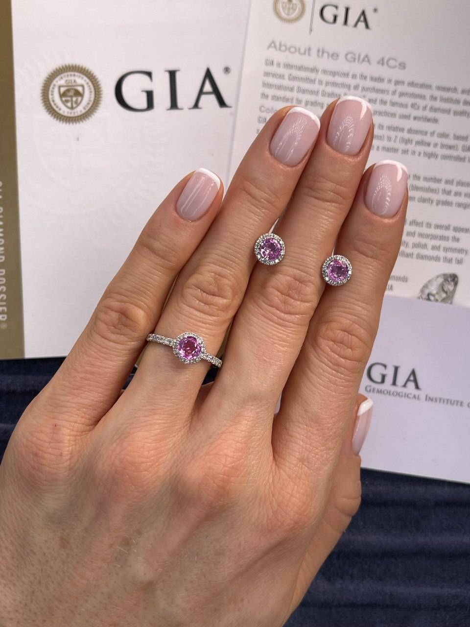 Кольцо из белого золота с бриллиантами и розовым сапфиром (052530)