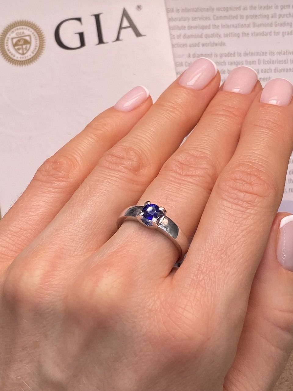 Помолвочное кольцо из белого золота с сапфиром (049018)