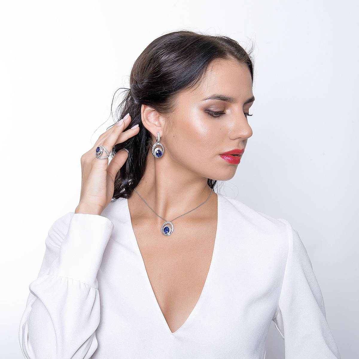 Кулон из белого золота 750 пробы с бриллиантами и сапфиром (046830)