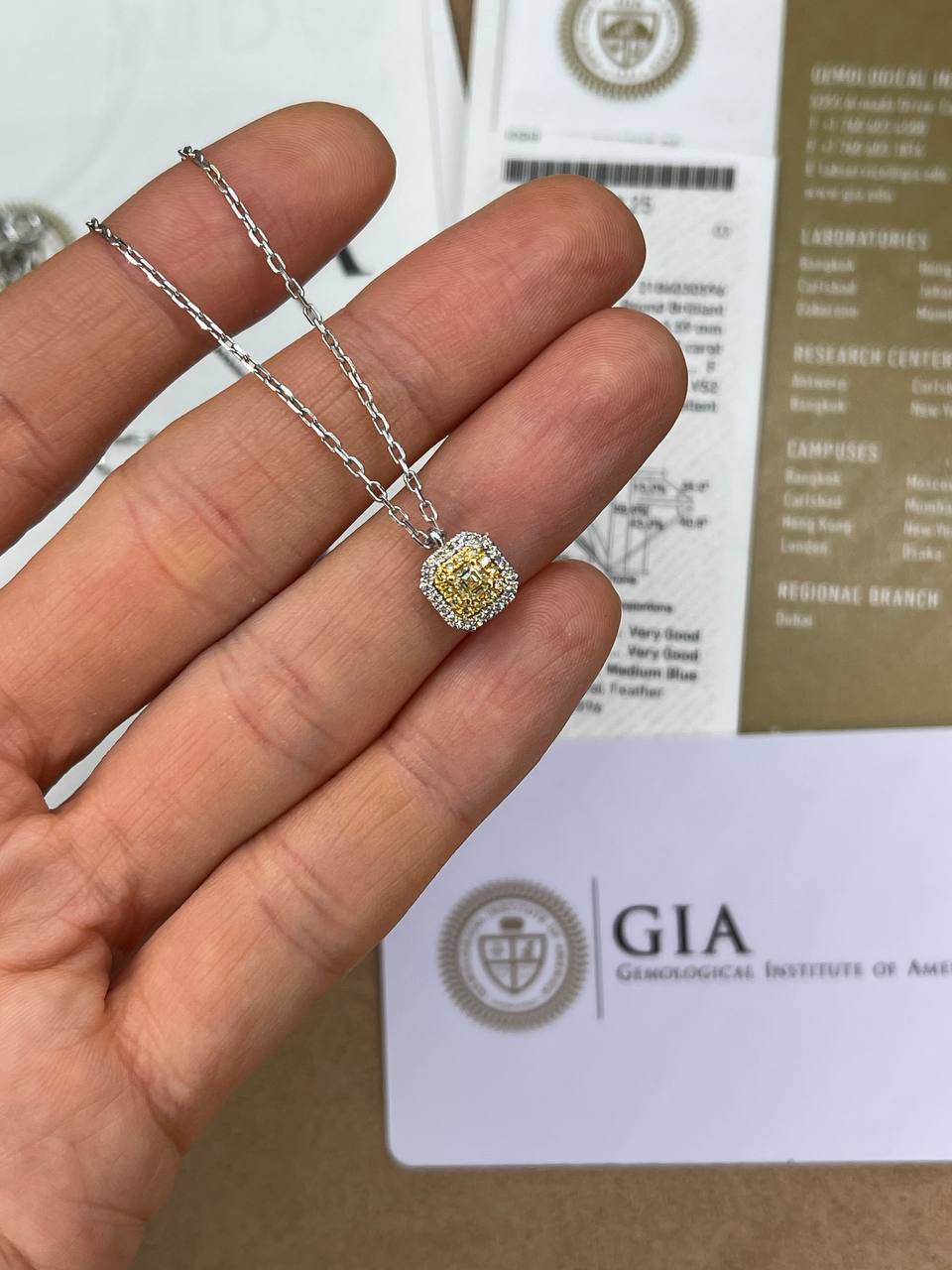 Колье из белого золота с бриллиантами (055142)