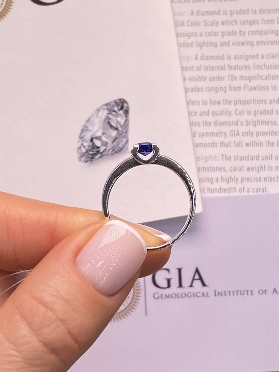 Помолвочное кольцо из белого золота с сапфиром (049643)