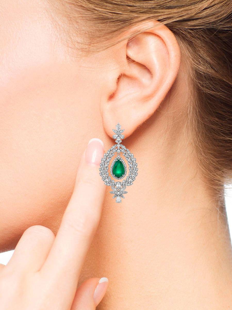 Серьги из белого золота с бриллиантами и изумрудами (047596)