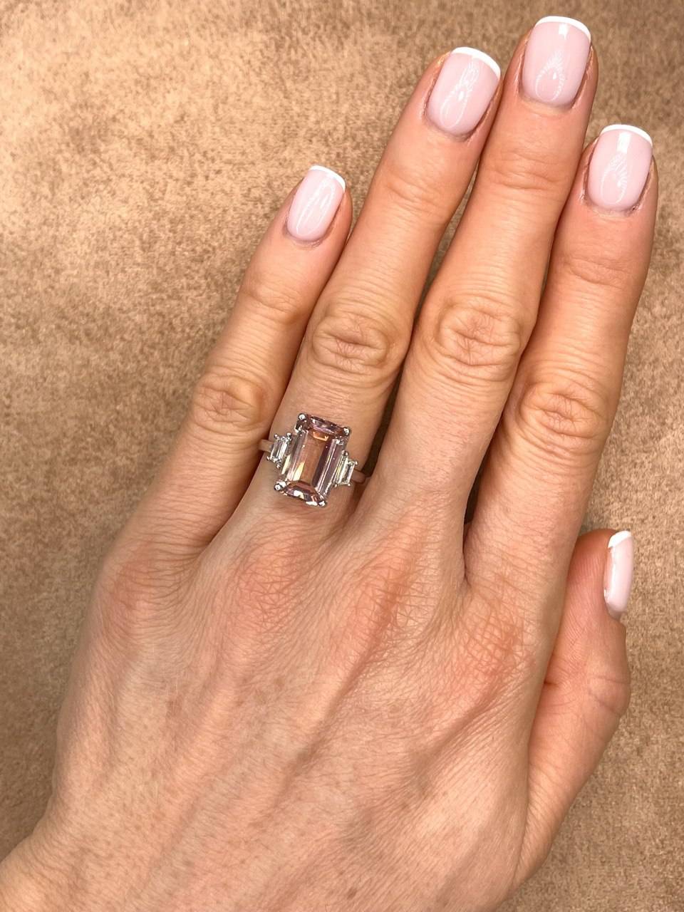 Кольцо из белого золота с бриллиантами и розовым турмалином (054508)