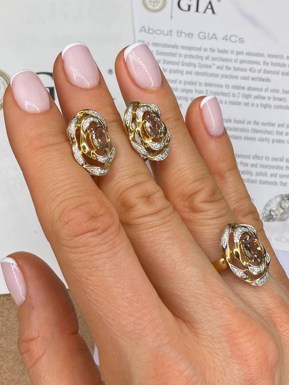 Серьги из жёлтого золота с бриллиантами и дымчатым кварцем (025930)