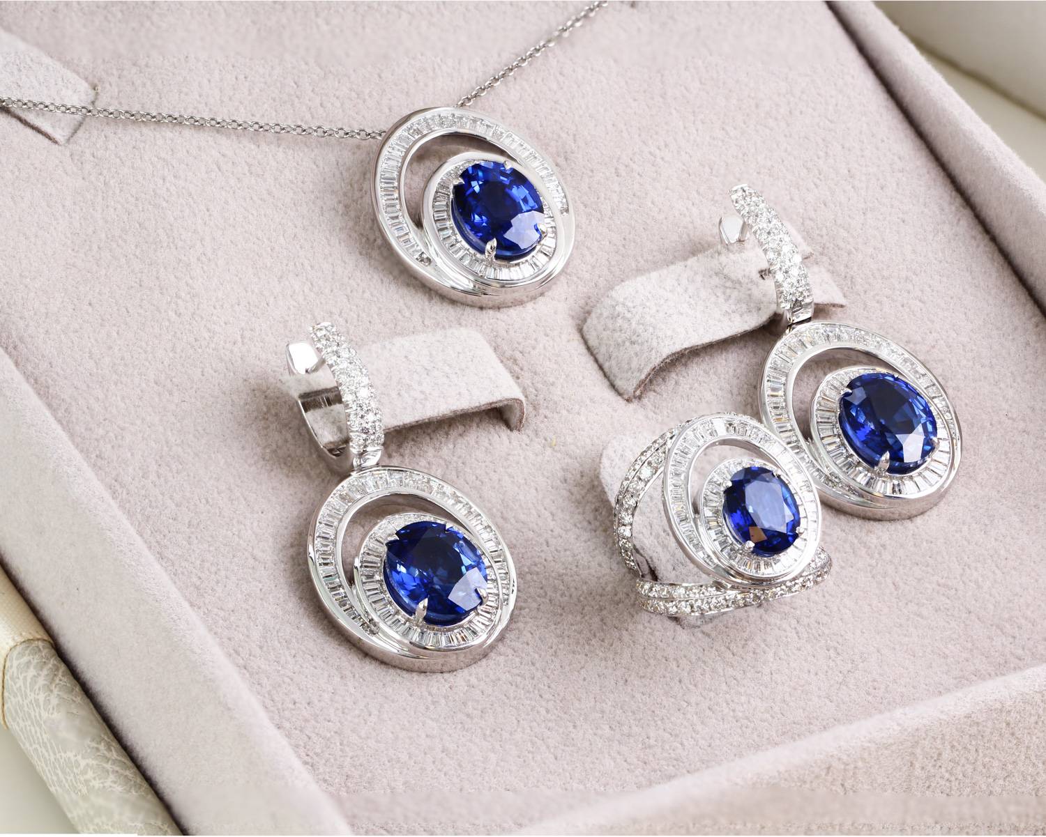 Серьги из белого золота 750 пробы с бриллиантами и сапфирами (046829)