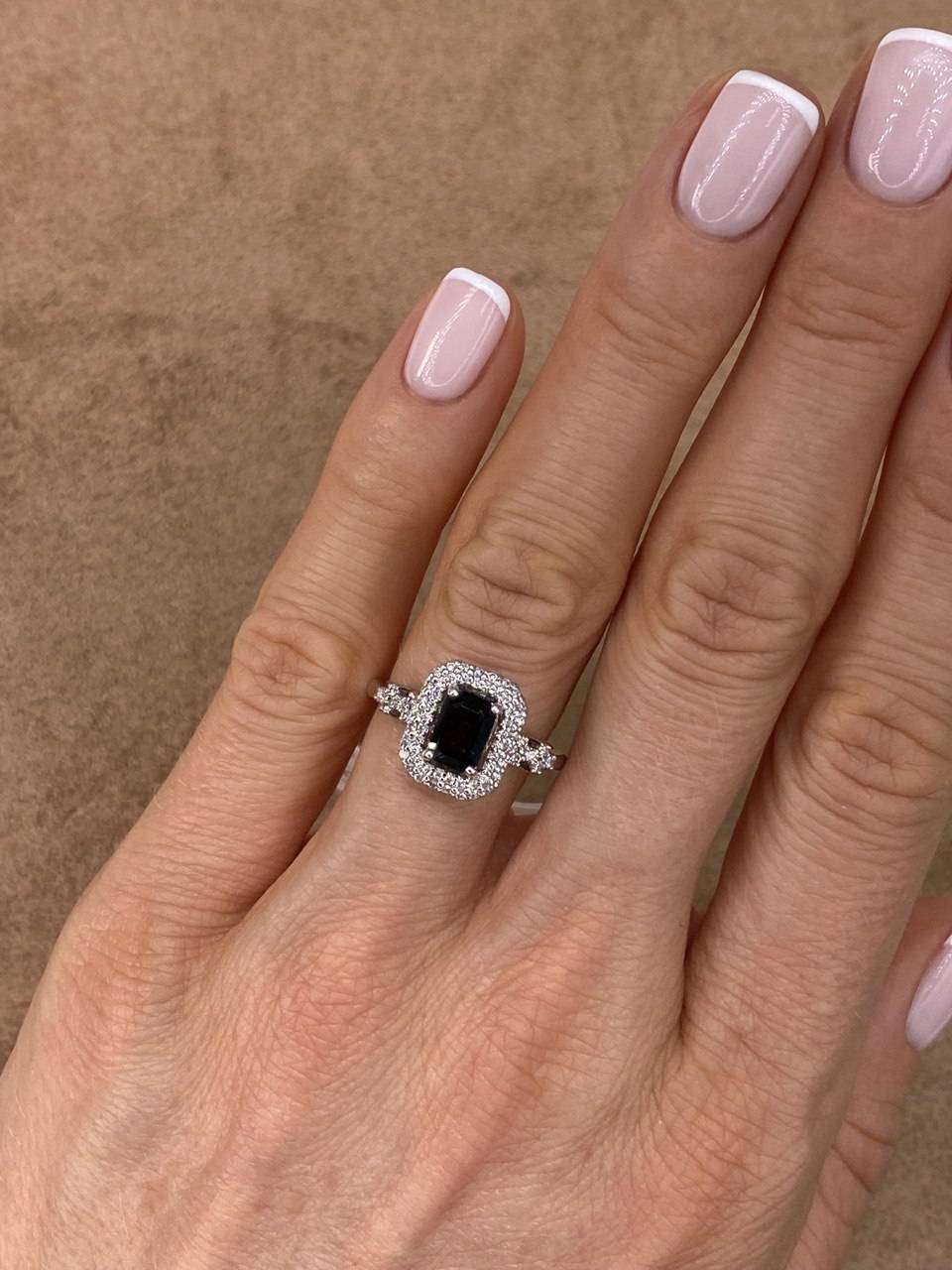 Кольцо из белого золота с бриллиантами и сапфиром (049340)